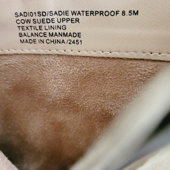 NEW Blondo Beige Waterproof Suede Stacked Block Heel Ankle Booties Size 8.5 - Picture 6 of 6